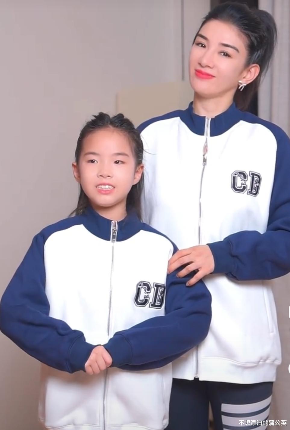 黄奕|黄奕为女儿庆生，公主裙+丸子头打扮像20岁，10岁黄芊玲不如妈妈美貌