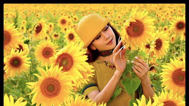 杨丽萍|63岁杨丽萍晒与母亲合影，化淡妆穿休闲服露面，母女同框画面温馨