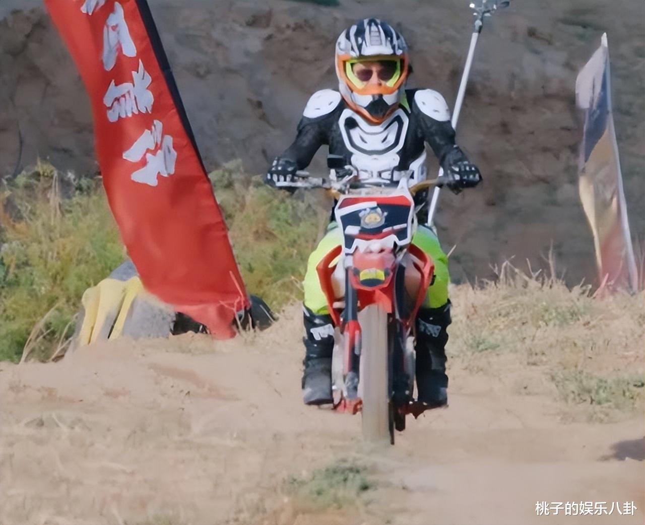 郑钧|郑钧又被节目组当成摔车反面教材展示,“菜”却努力不拖后腿