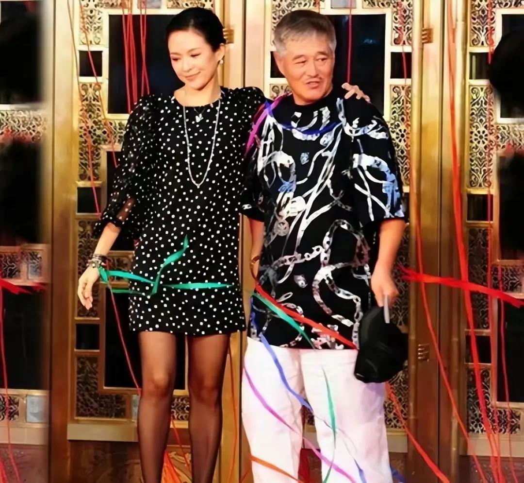 章子怡|章子怡三亚给赵本山拜年,穿300元衣服引热议,满脸通红醉意明显