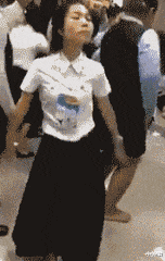 “看了兄弟的婚纱照,再看看旁边的伴娘,突然感觉哪里不对劲...”