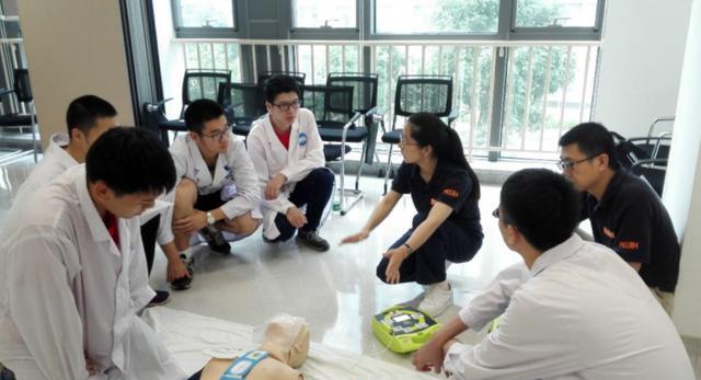 医生|“医学类”就业前景排名，护理学无缘前三，榜首热度持续上升