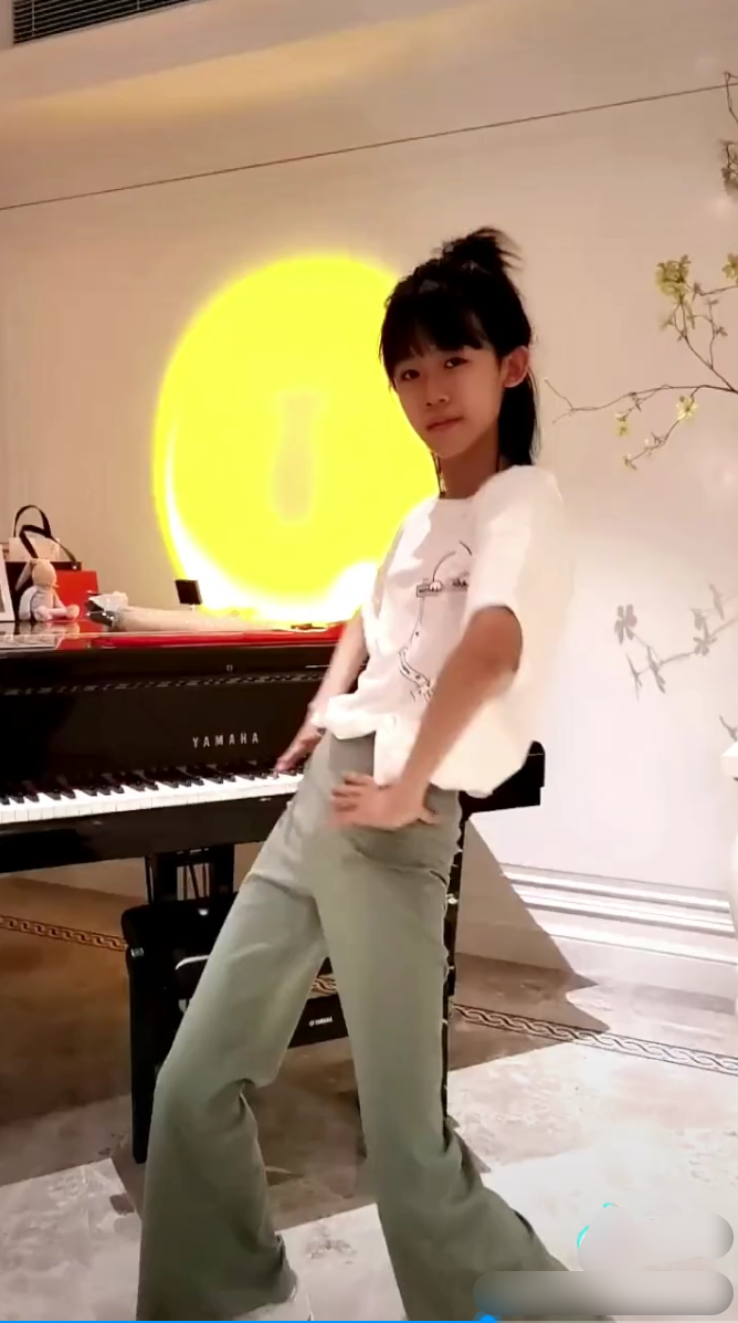 贝儿|陆毅女儿跳舞超炫，14岁贝儿四肢纤细修长如竹竿，身高优越似超模