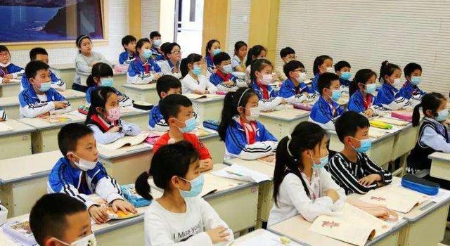 教师|学生被教师罚在楼道补作业，家长不满大闹学校，教师行为惹争论