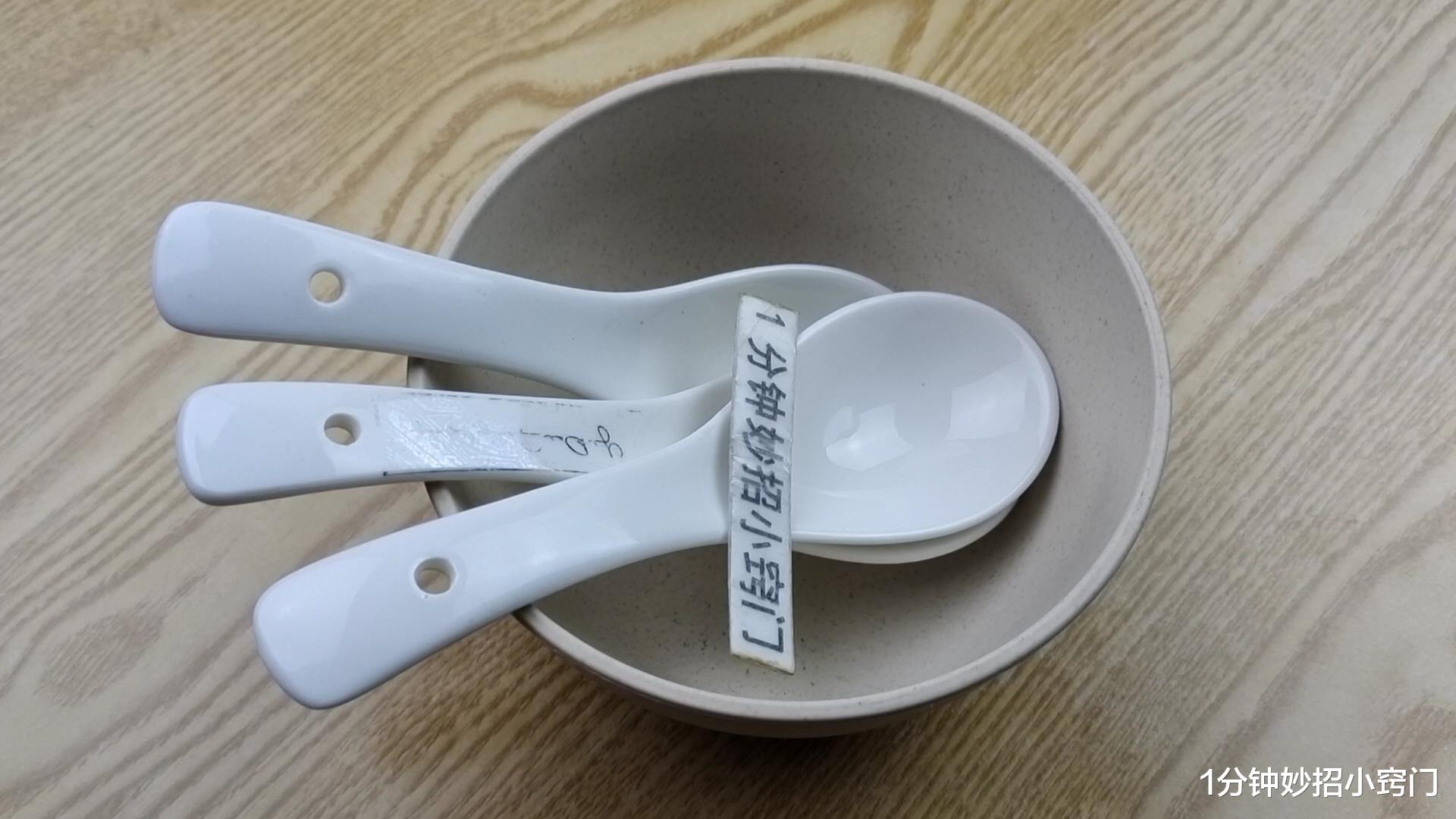 收纳|为啥陶瓷勺子上会有一个小孔，它到底有什么用？很多人都想错了