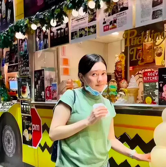 李丽珍|56岁李丽珍享尽人间风月,如今站街边卖化妆品度日,身材发福严重