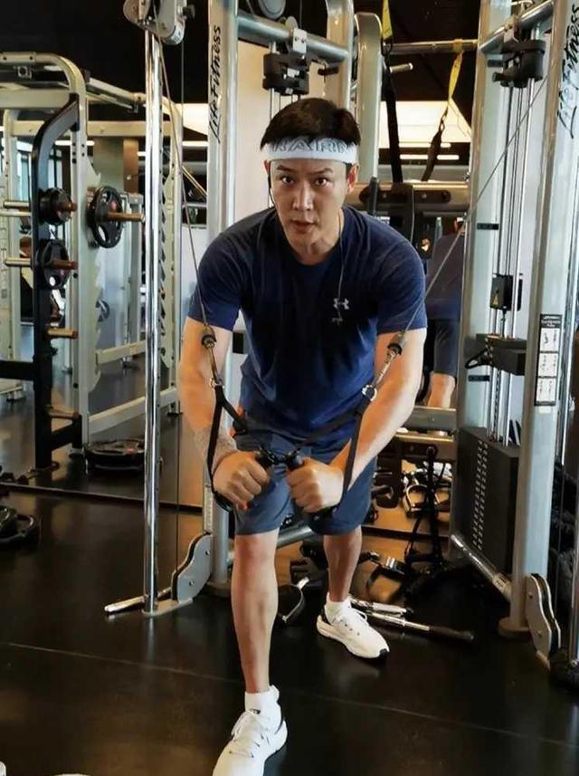 陆毅 陆毅晒一家4口写真:陆毅瘦身成功颜值高,自曝健身照身材健硕