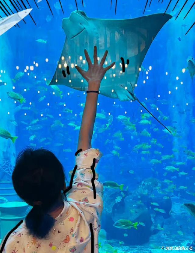 佟丽娅|佟丽娅39岁生日，现场收到玫瑰花，前夫祝福疑透露丫丫感情现状