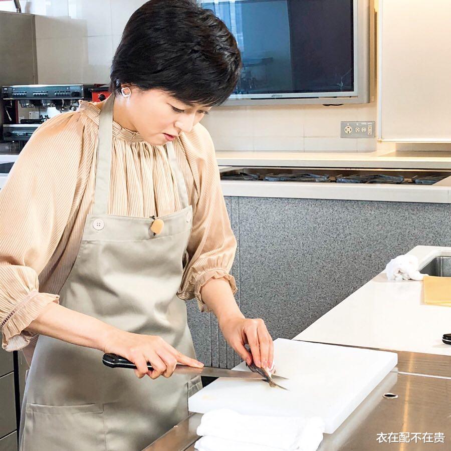 穿衣搭配|姐姐是中山美惠，21岁迷上李连杰，49岁仍单身，穿成中年女人模板