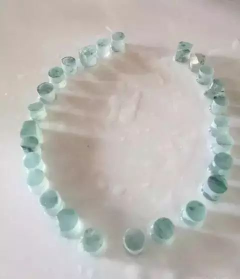 |1800万的至尊木那翡翠原石，切开全是裂，货主含泪车珠子