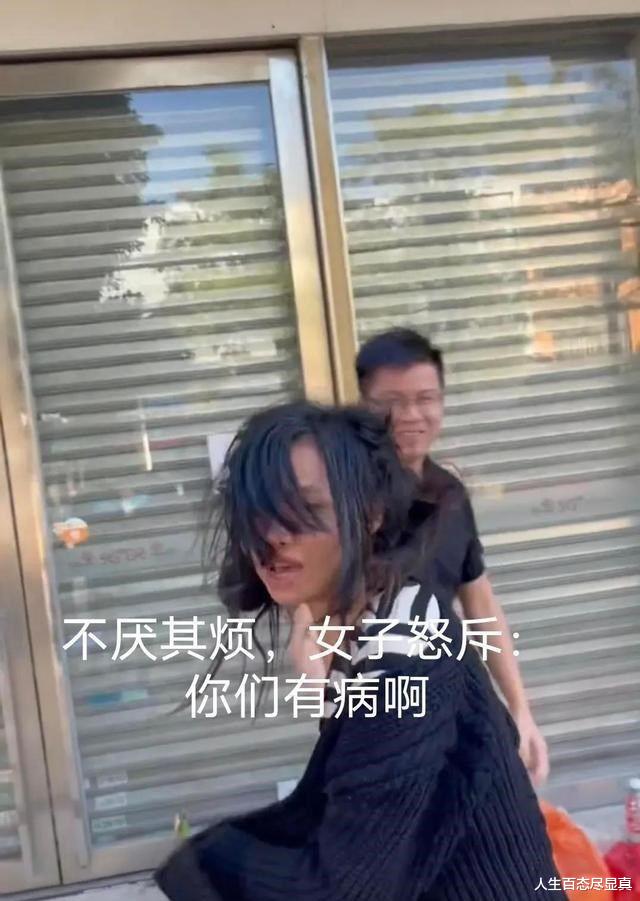 纪实：云南女孩流浪街头，拖鞋已经包浆，向大妈哭诉有人欺负她