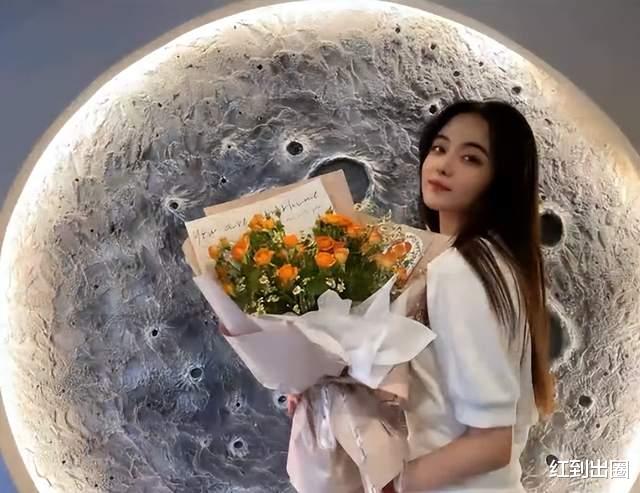 靳东|靳东回老家疑陪外甥女高考，两人合照罕见曝光，颜值出众身高1米7