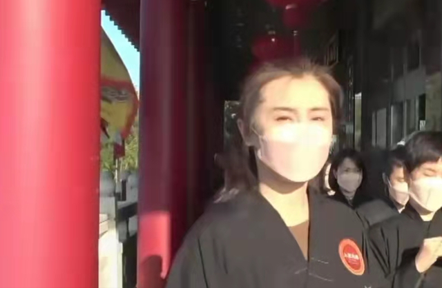 豪宅|6位移居国外的明星，开豪车住豪宅，国内赚钱国外花