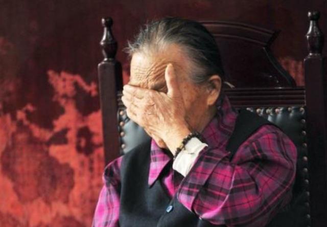 新型啃老正在流行,67岁阿姨坦言:女儿的陪伴孝顺让我有苦难言