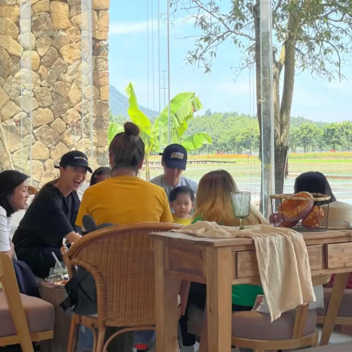 张晋|偶遇蔡少芬一家五口用餐，张晋体贴照顾子女，2岁乐儿长高不少