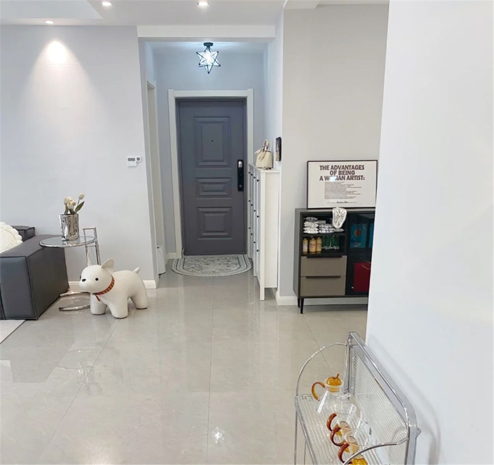 她利用门口的夹缝,在玄关装17厘米超窄鞋柜,空间利用也是没谁了