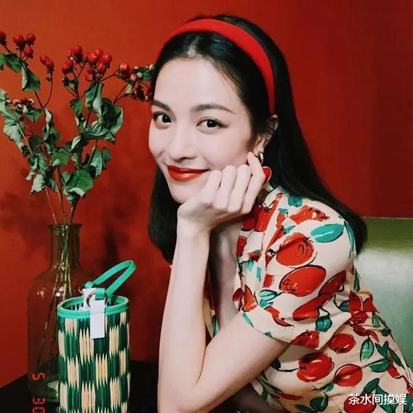 周冬雨|寡淡脸一遇港风就惊艳？周冬雨霸总，毛晓彤惊艳，鞠婧祎改头换面