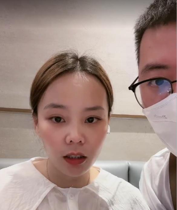 熊磊开直播给大家报平安，身边出现陌生男子，关系遭网友猜测