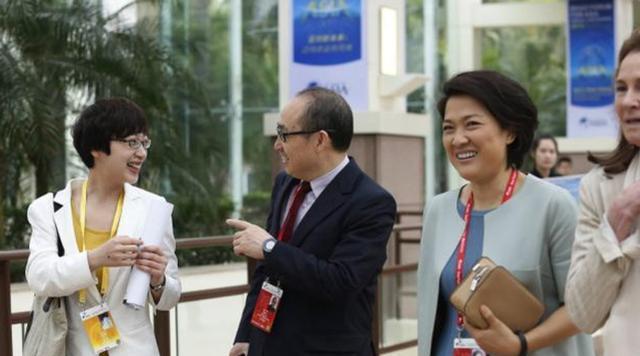 穿衣搭配|潘石屹携妻子现身街头,妻子素颜搭配职业装,一看就是女强人了