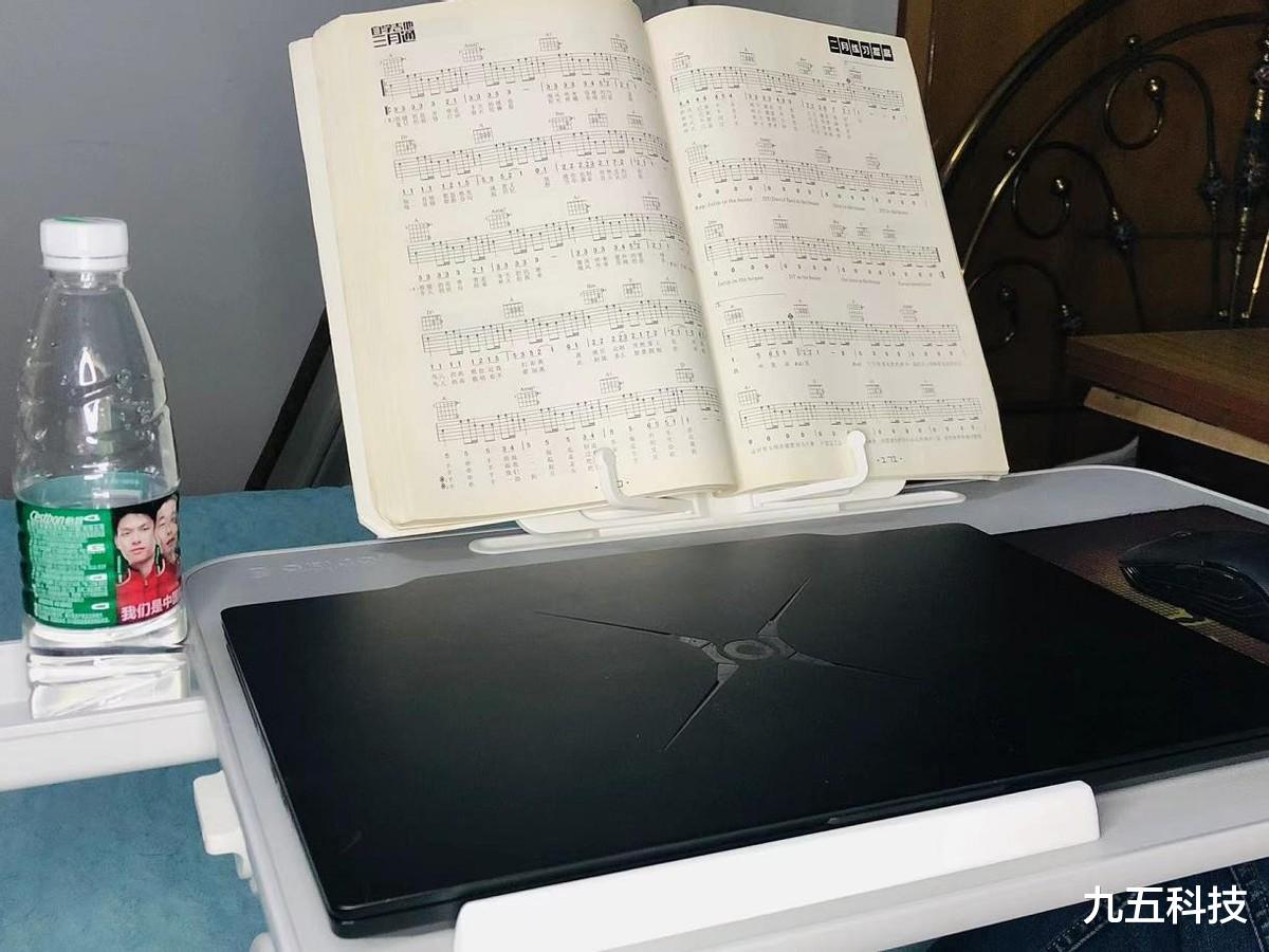 手机行业|赖床必备神器,ORICO折叠电脑桌使用分享,跟你想得很不一样