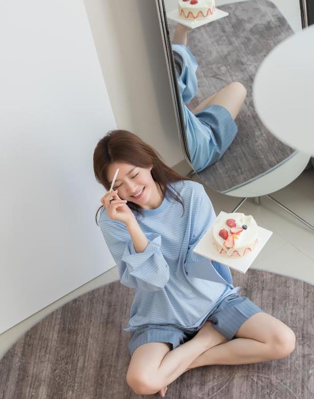 秦岚|穿居家服学学秦岚，40多岁仍有少女感，不刻意秀身材也好看