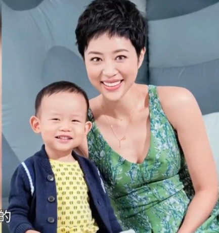 章子怡|江亚菲的丈夫是自己老师,倒追后相恋二十年才修成正果