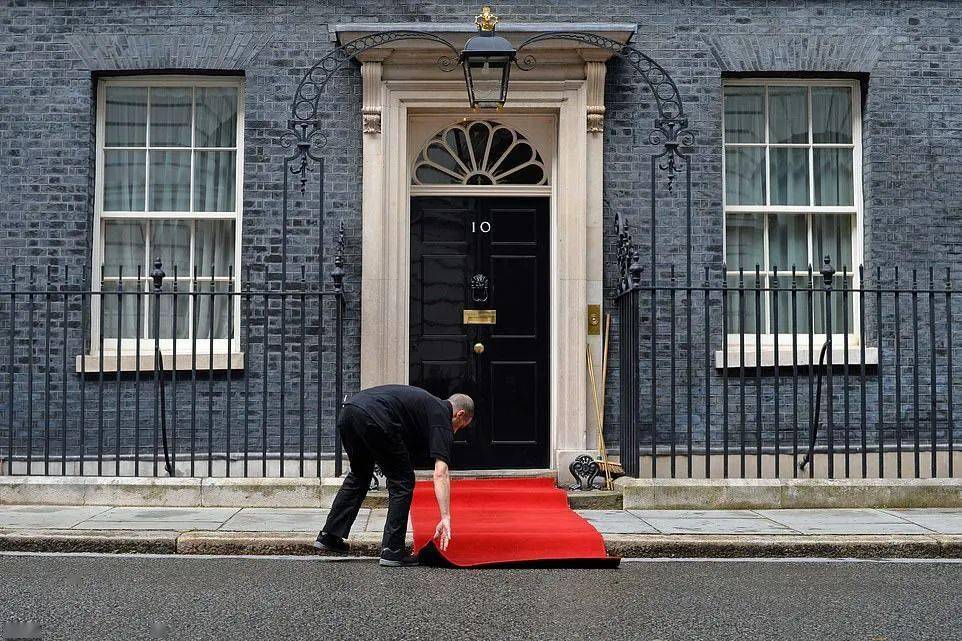 唐宁街10号是英国首相官邸,其他几号是什么部门?