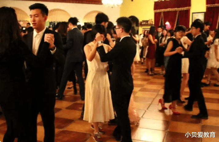 清华大学|清华内部“舞会”照片曝光，男帅女美应受夸赞，却被嘲洋气腌入味