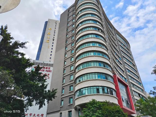 你知道,2000 元价位的中端手机,谁卖得最好吗?