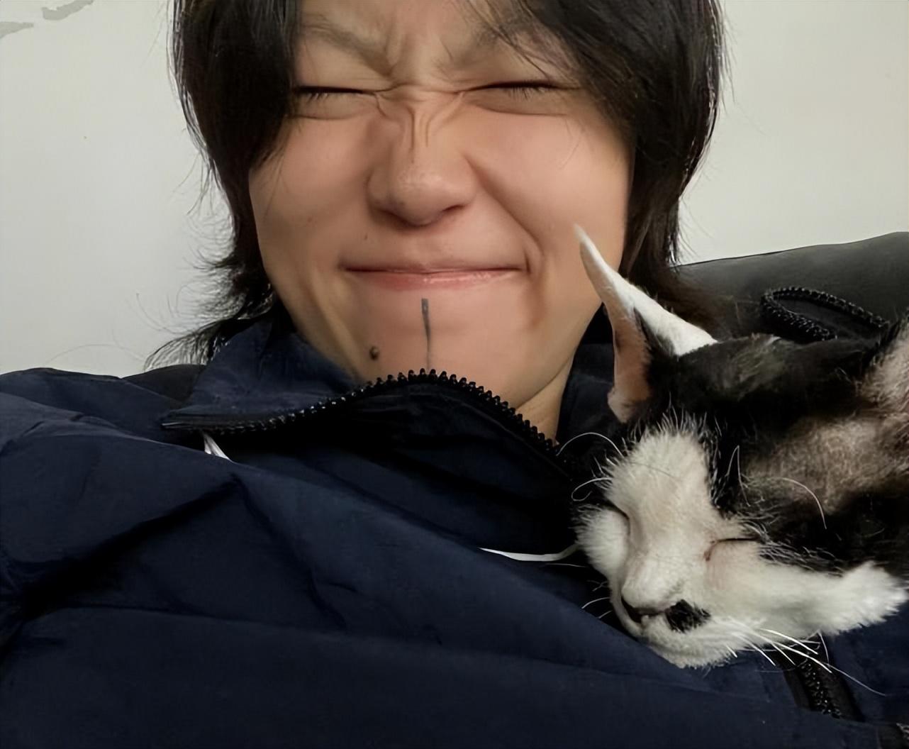 窦靖童|王菲的25岁大女儿晒自拍，罕见留卷发打扮随性