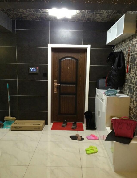 老婆硬要把房子装成黑色调,老妈住了两天后,说以后再也不来了!