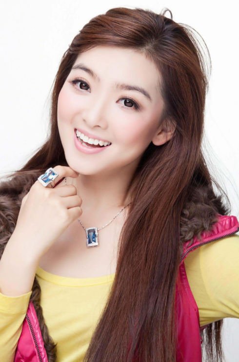 婚纱照|央视美女主持官宣结婚，婚纱照美如公主，一脸甜蜜娇嫩如20岁少女