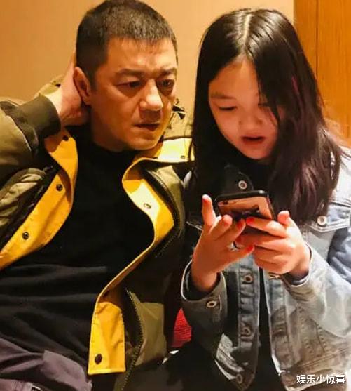 陈奕辰|15岁李嫣近照曝光,浓妆艳抹穿露脐装秀A4腰,疑似发泄对亲爹不满