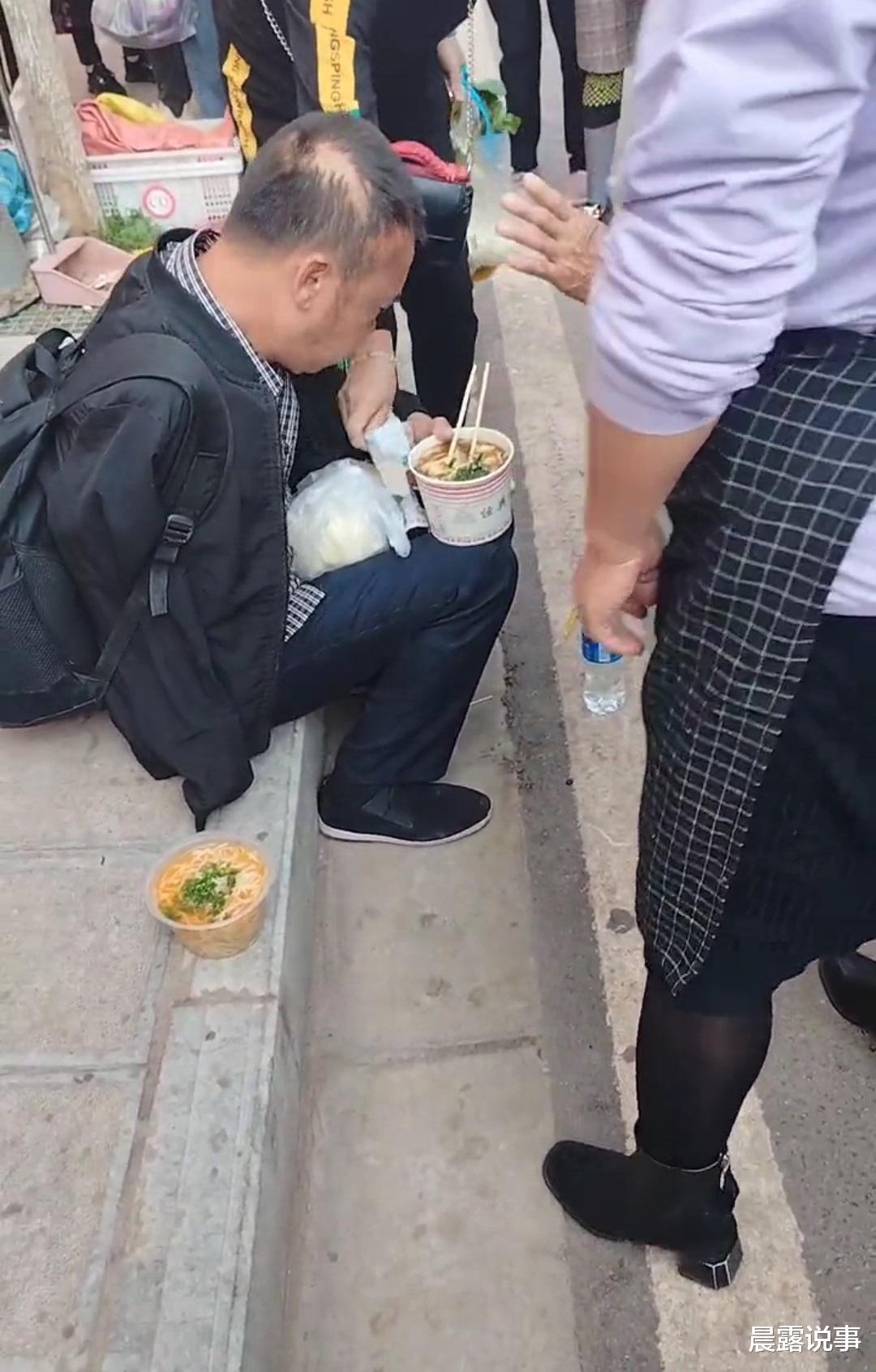 云南:男子饿晕在路边后大家送钱送面,网友:骗子来的?