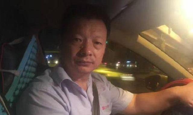 成都夫妻卖水果时3岁女儿被拐,苦寻24年后得知,孩子一直在老家