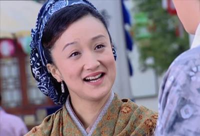 杨昆|拍卖别墅、直播带货、领2500的退休金,无儿无女的杨昆晚年有多惨