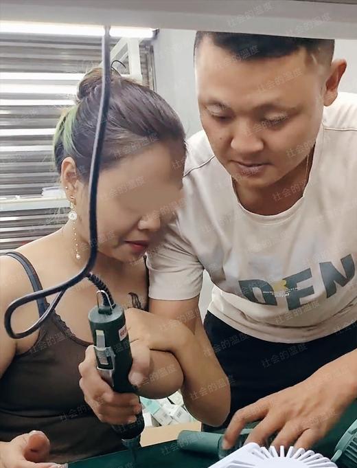 女子进工厂打螺丝,从KTV下岗后再次就业,胸前纹了一只黑蝴蝶