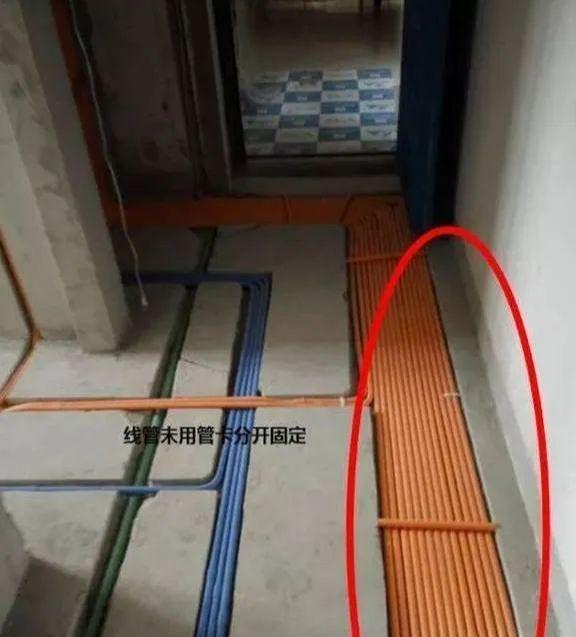 地面排线布管,为什么有些师傅用管卡,有些师傅却用铁丝固定?