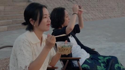 周迅|周迅阿雅坐江边大口嗦粉，地上摆4个外卖盒，穿花裤子打扮随性