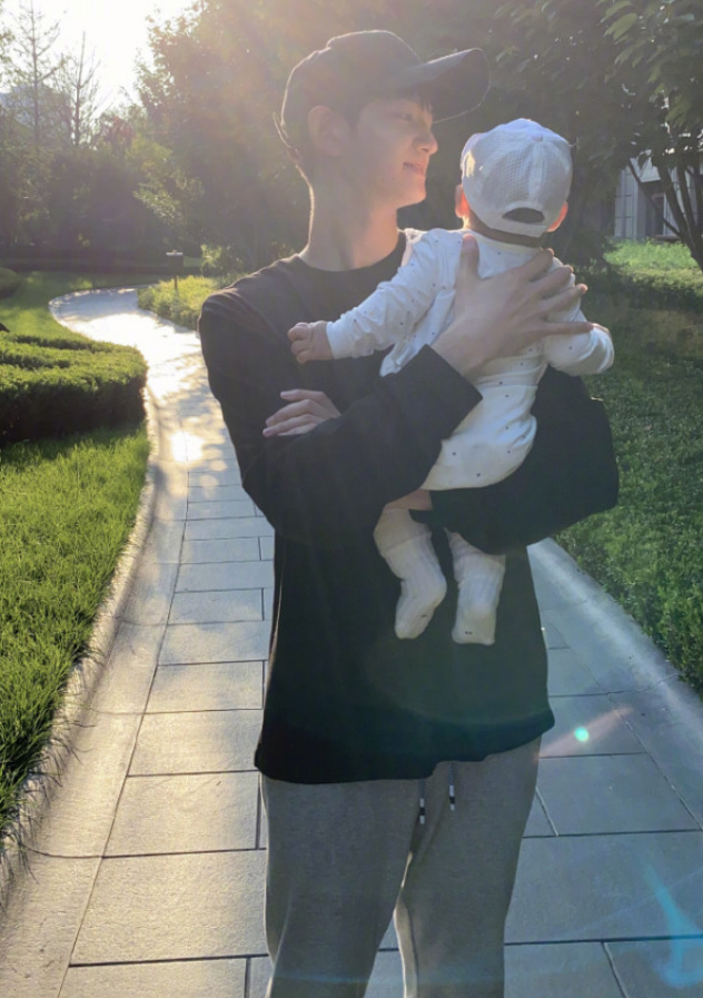 马可|“杀阡陌”马可罕晒照秀幸福，抱1岁儿子春游踏青，父爱满满