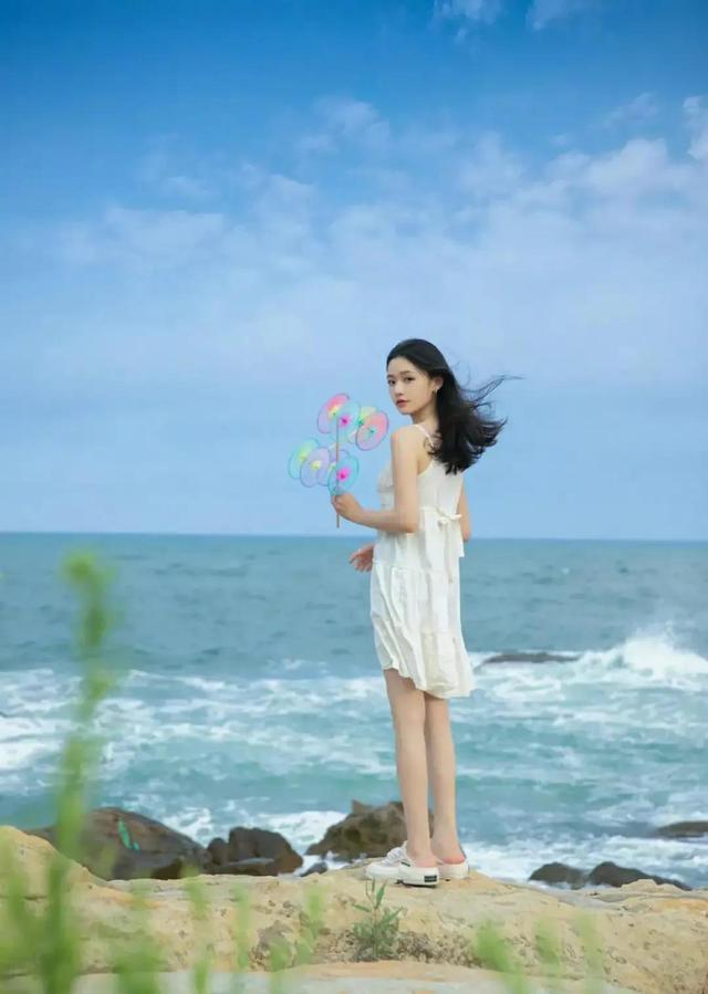 林允|林允海边沙滩照，身穿吊带白裙肤白貌美，大长腿太迷人