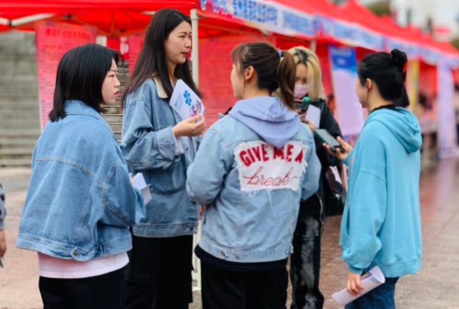 前台|大学女生当前台，自嘲学都白上了，短短一句话道出多少人的无奈