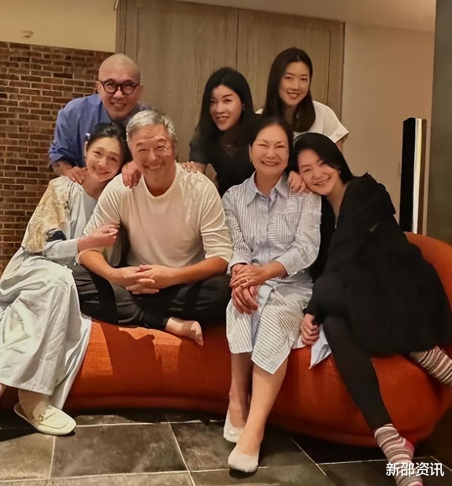 大S|大S携老公出席家庭聚会！搭肩腻歪不顾场合，连素颜都比素人漂亮