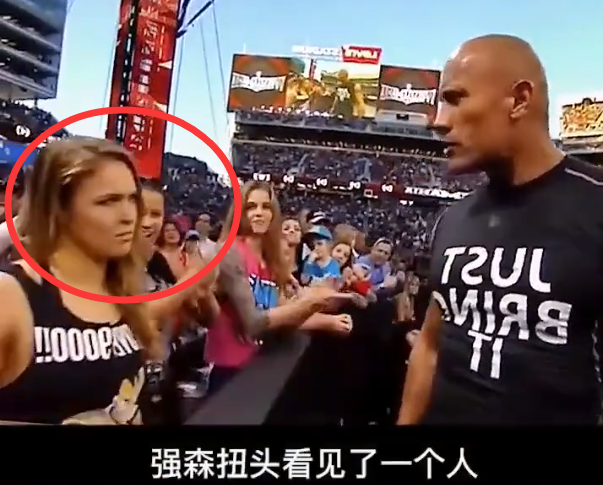 道恩·强森|当年巨石强森被女拳手骂下台，犹豫后叫来人群中的她，结局有点惨