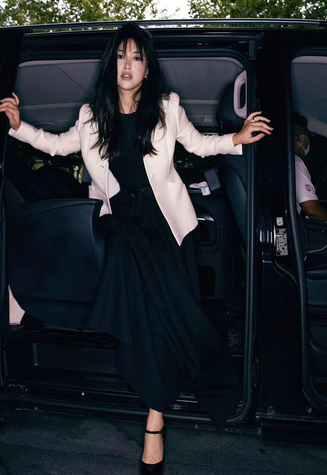 朱珠|朱珠晒内衣大片太性感！腰肢纤细锁骨精致，皮肤白皙透亮眼神风情