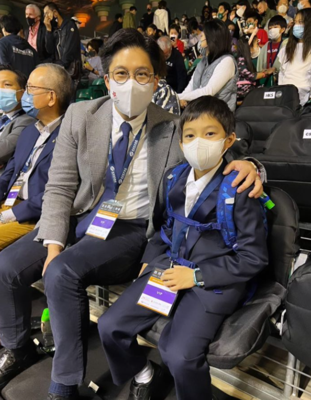 发型 5岁半霍中妍换发型大变样，梳着妈妈同款披肩发，眉眼超像郭晶晶