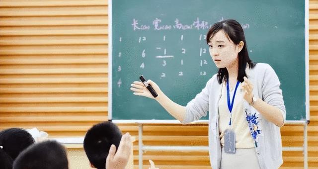 00后女老师下课从不拖堂，铃声一响就收拾东西飞奔，备受学生喜爱