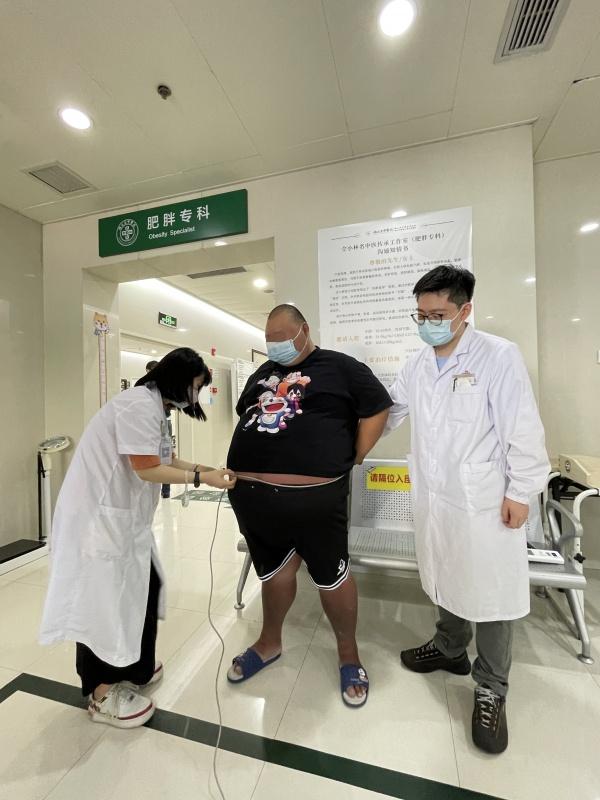 秋燥|多项并发症危及生命,中西医组合拳让340斤“小巨人”30天狂甩76斤