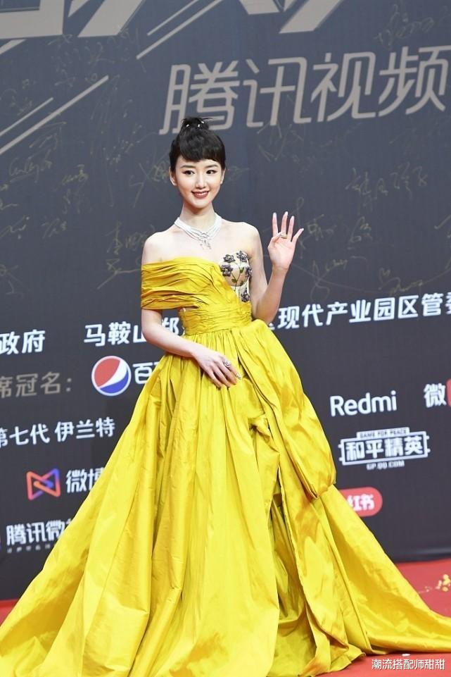 复古 毛晓彤虽然适合复古装,但这发型确实挺减分的,感觉有点接地气