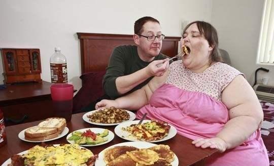 周星驰|富二代娶500斤“娇妻”，当公主一样对待：将她喂到1450斤